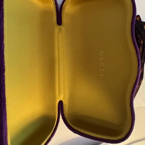 Almost new Gucci sunglasses. Used 4-5 times. - Picture 4 of 6